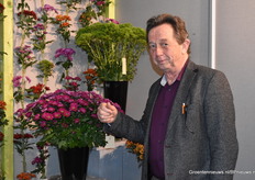 Nic Straathof in de stand van Armada, hij staat bij de Trachelium. Dit is een groene bloem die niet tot bloei komt waardoor hij mooi groen blijft.